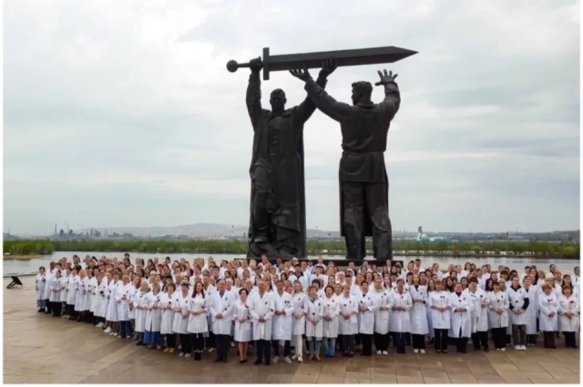    300 медиков хором исполнили песню к Дню Победы в Магнитогорске