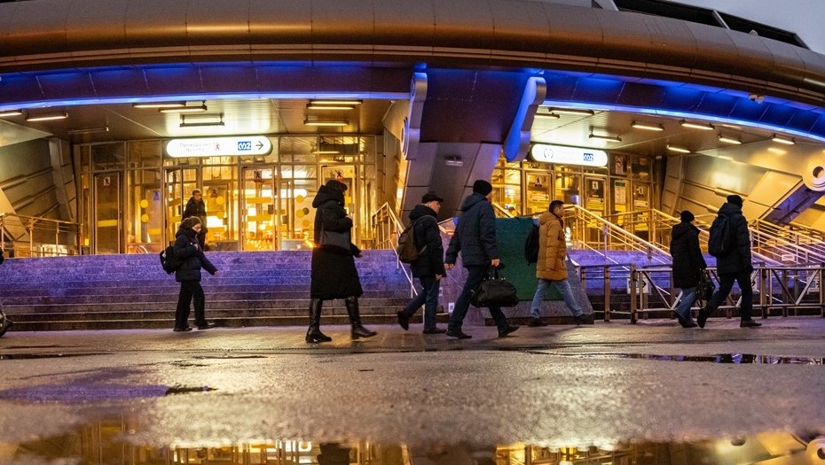    В вечерний час пик люди идут с работы ко входу в павильон станции метро Горьковская. Автор фото: Тихонов Михаил/"ДП"