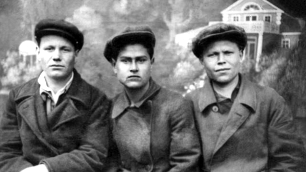 Алексей Петрович Маресьев (в центре), 1934-1937 гг. Источник: авиару.рф