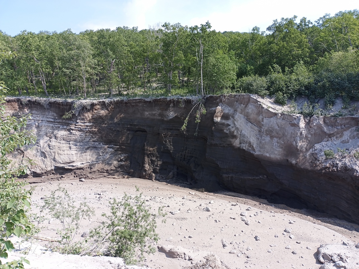 Вид на каньон со стороны лагеря, палатки менее чем в 15 метрах от обрыва. Фотография автора.