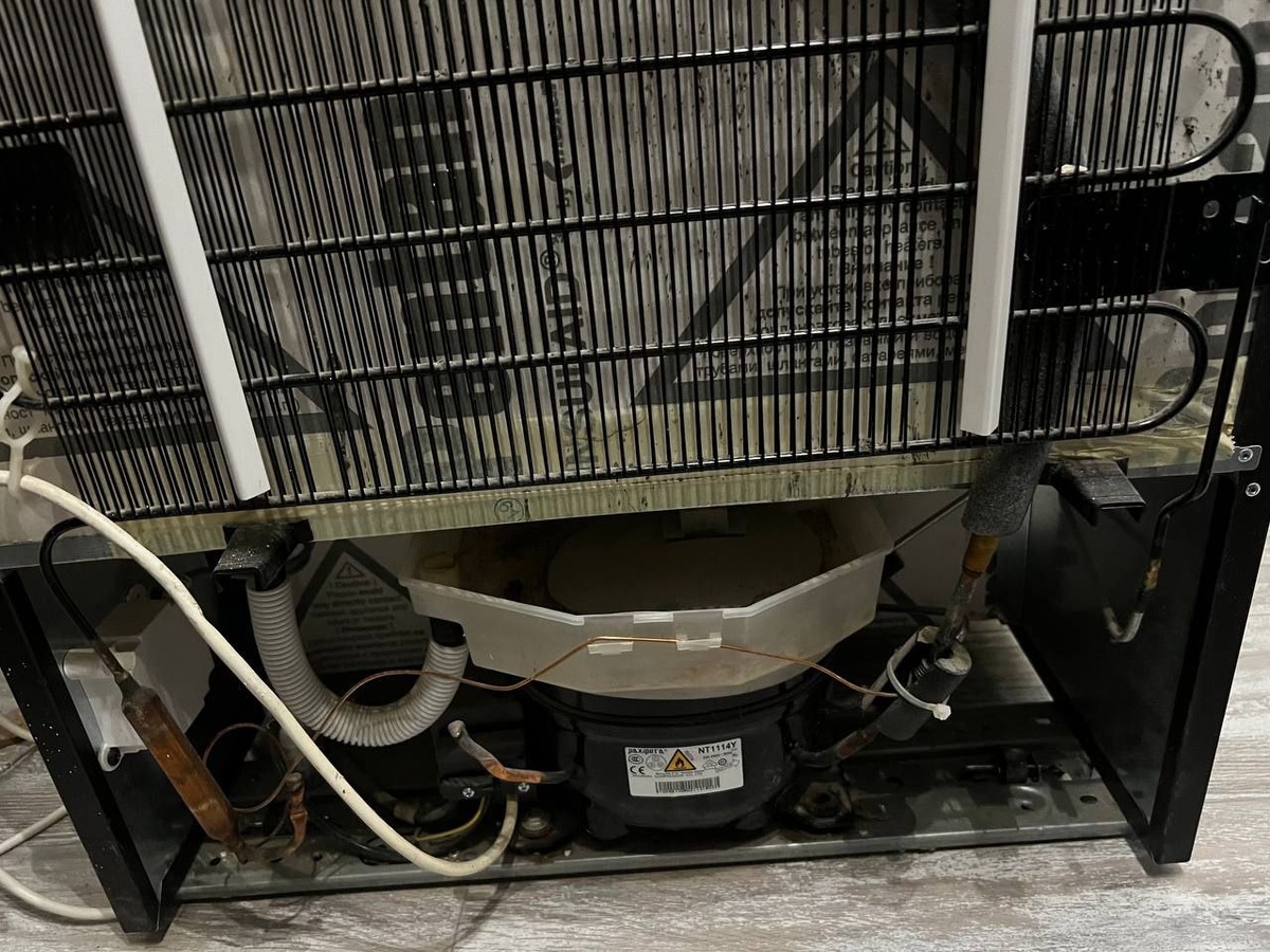 Поверяем на работоспособность компрессор и меняем если он не исправен в холодильнике.