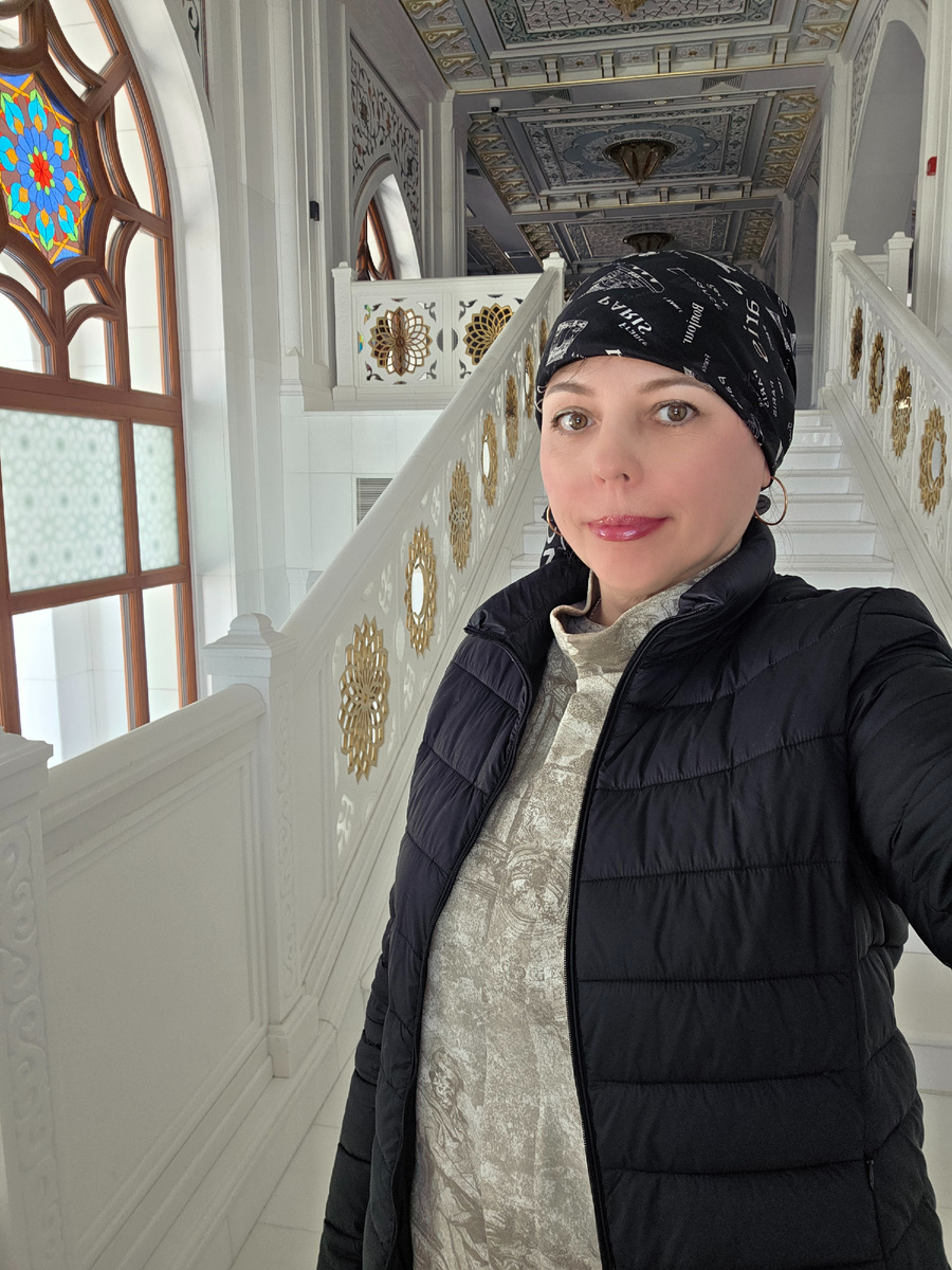 В соответствии с репортажем, все фотографии будут исключительно из Чеченской Республики. На фото автор у входа на второй этаж в Мечеть "Гордость Мусульман" в городе Шали 