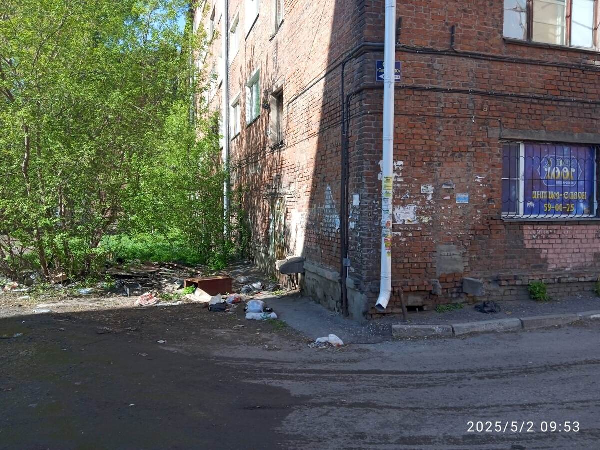 г.Омск, пр.Космический 18    Это жилой дом который "благодаря" управляшке  зарос вокруг грязью и поросолью, более того подвал  как сплошное стихийное бедствие.