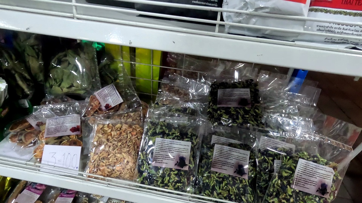 Ночной рынок в районе Пратамнак. Пакетики с чаем анчан.