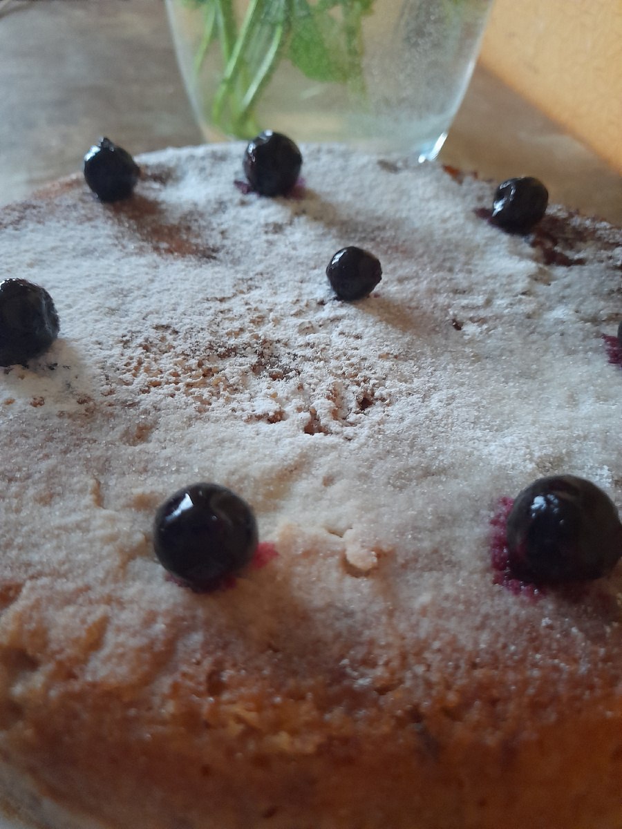 Украсила сахарной пудрой и ягодами