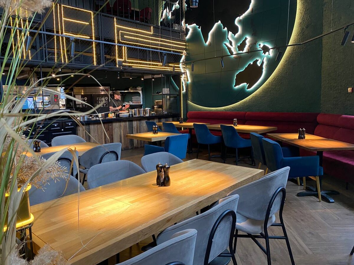 Карта мира на дальней стене