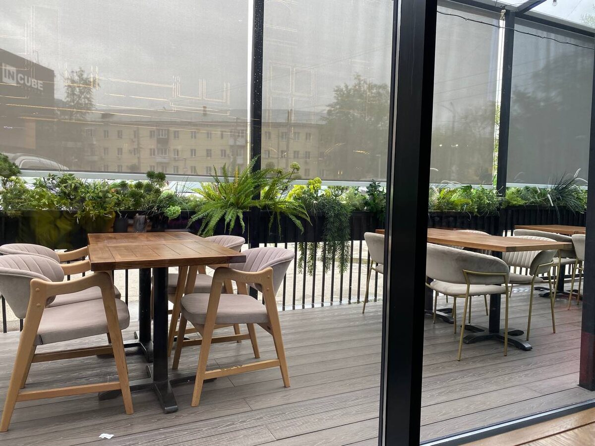 Летняя терраса с видом на парковку