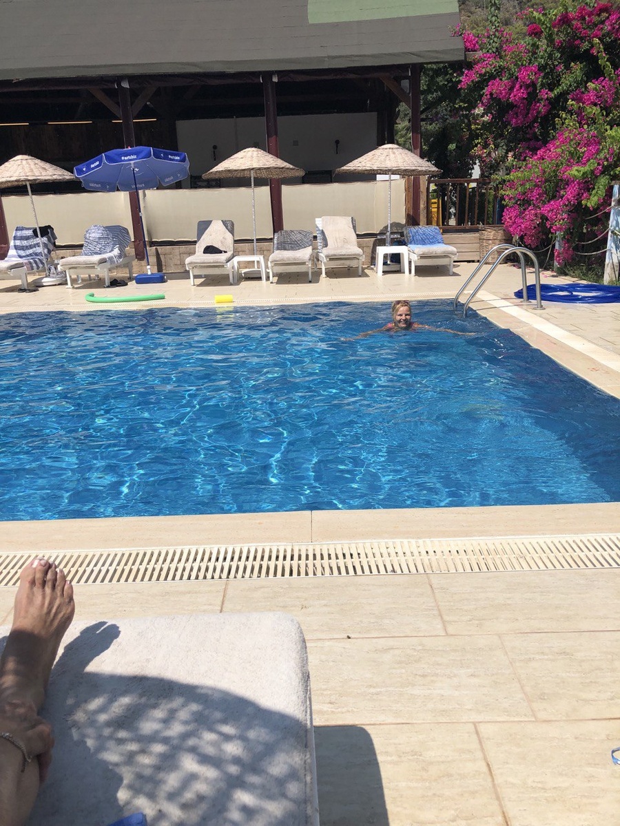 Отдых около бассейна на курорте Сиа Валлей. Турция. Фото из личного архива 