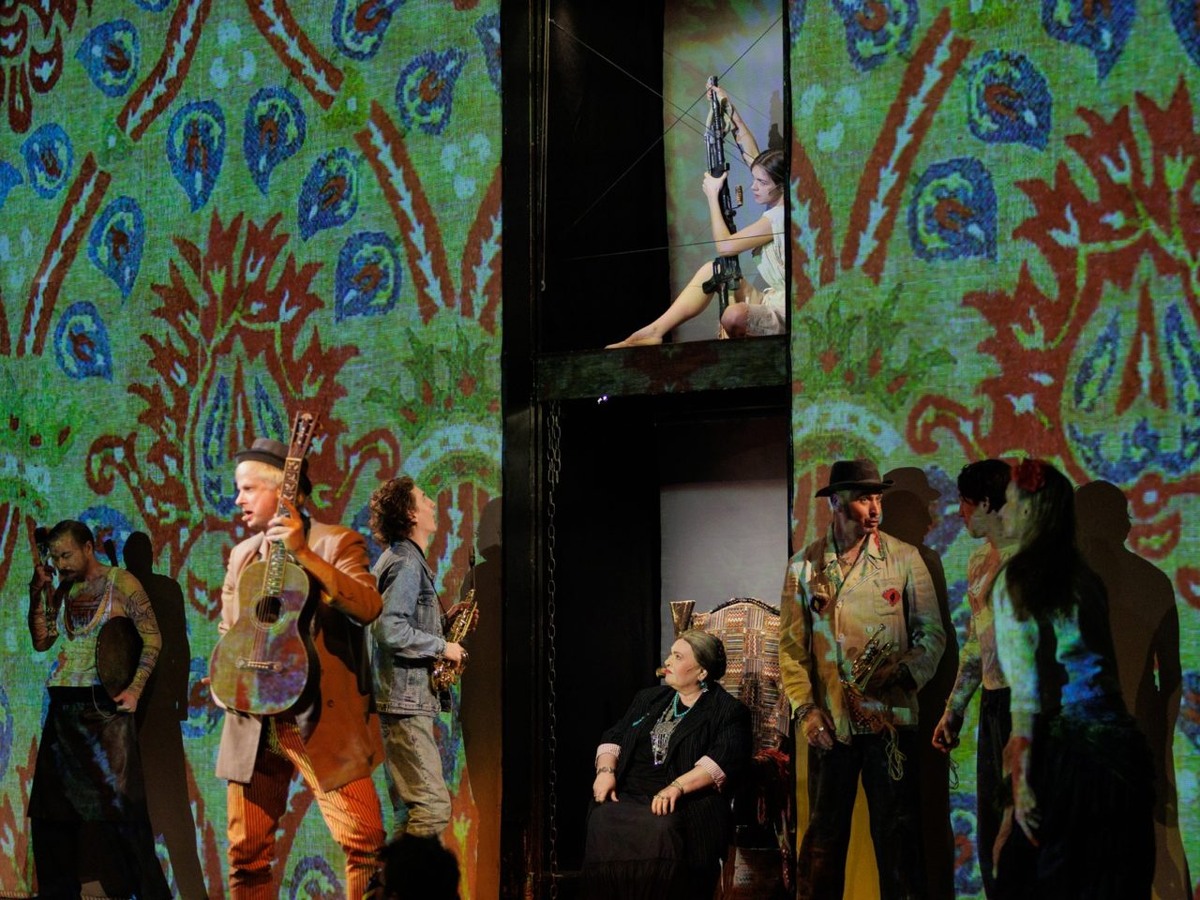    Сцена из спектакля «Эрендира». Фото: «Республика»/Михаил Никитин