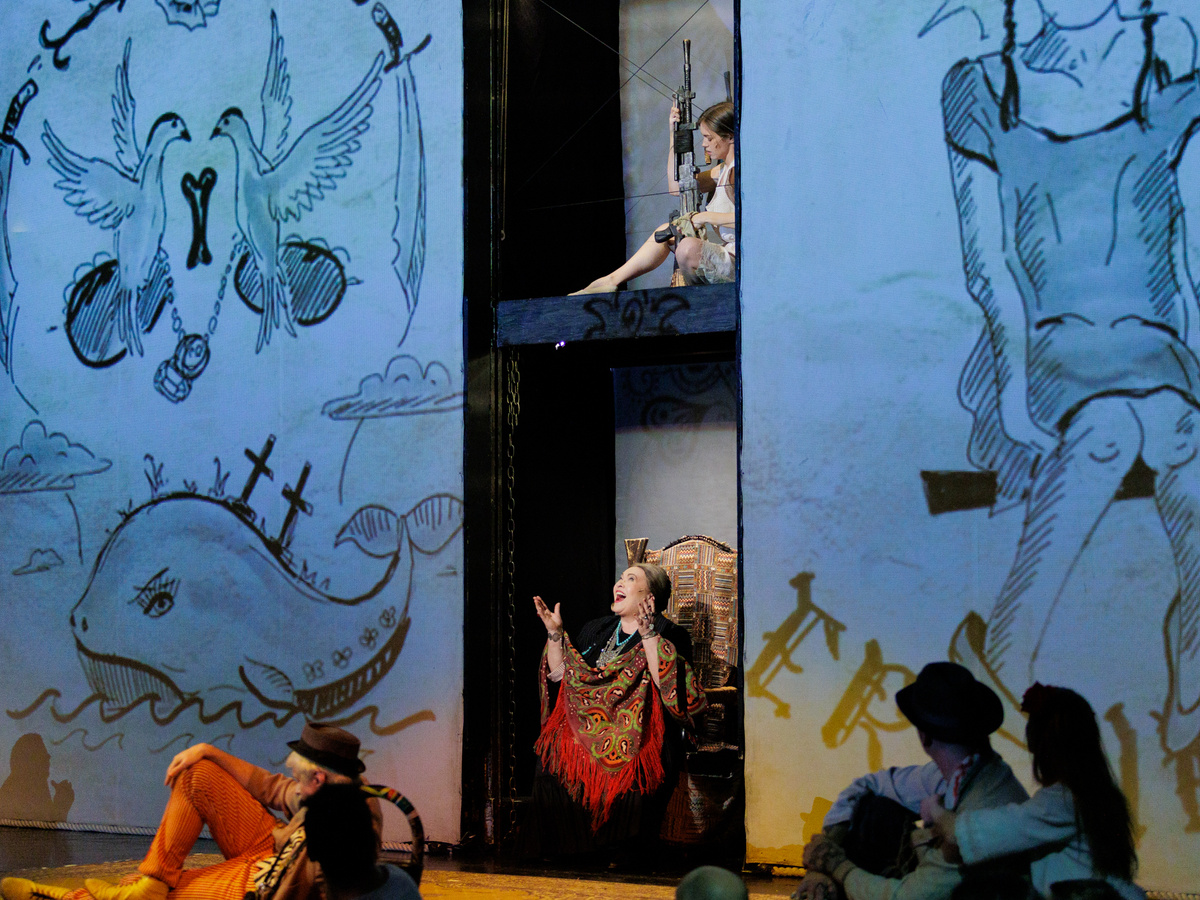    Сцена из спектакля «Эрендира». Фото: «Республика»/Михаил Никитин