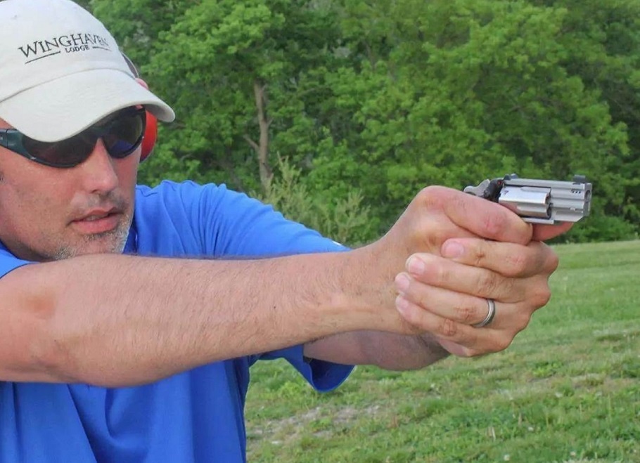 Стрельба из револьвера.