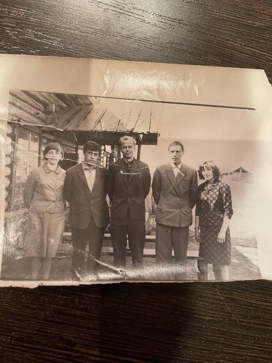 Николай Фролович со своими коллегами учителями возле здания сельской школы, в которой он преподавал. 