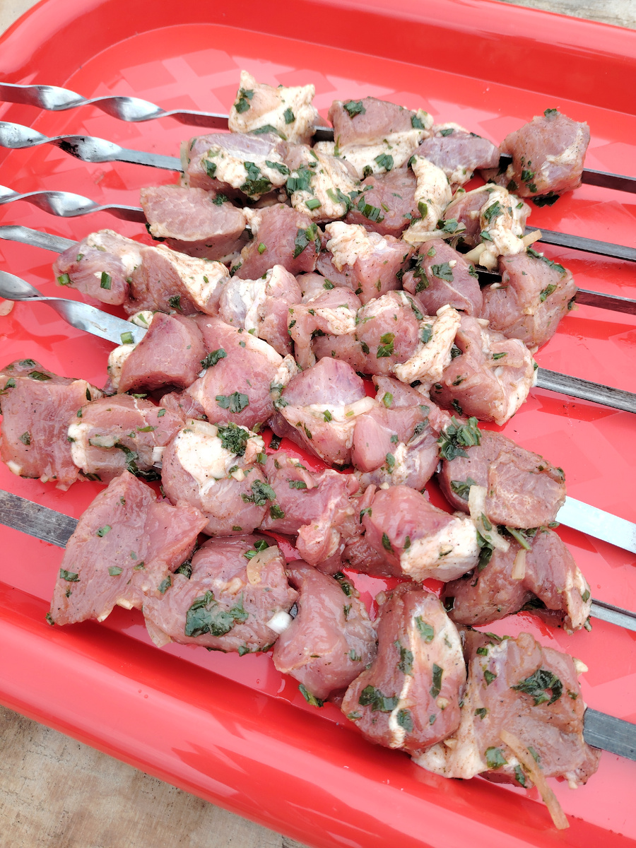 Берите мясо с жирком, шашлыки получатся сочнее и мягче! 