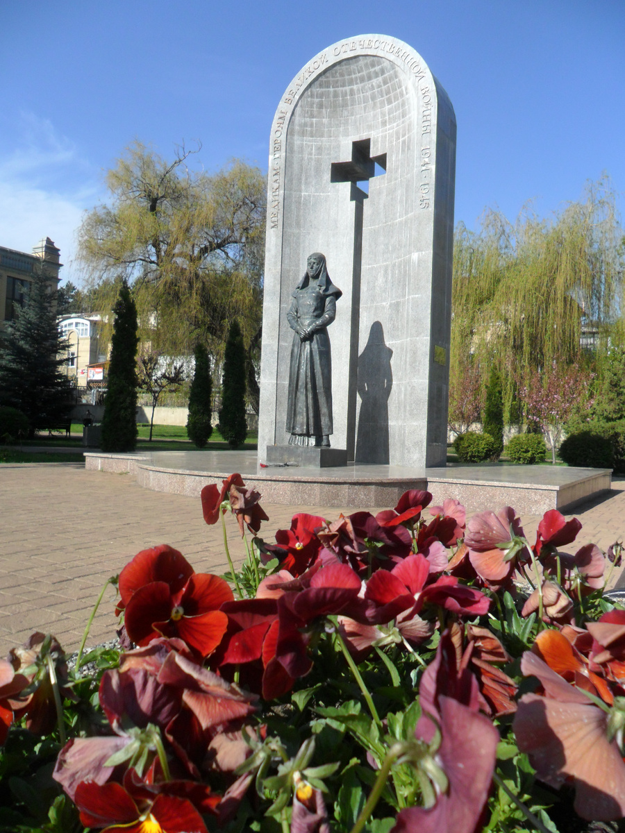 Памятник героям-медикам. Город Кисловодск. Фото автора.