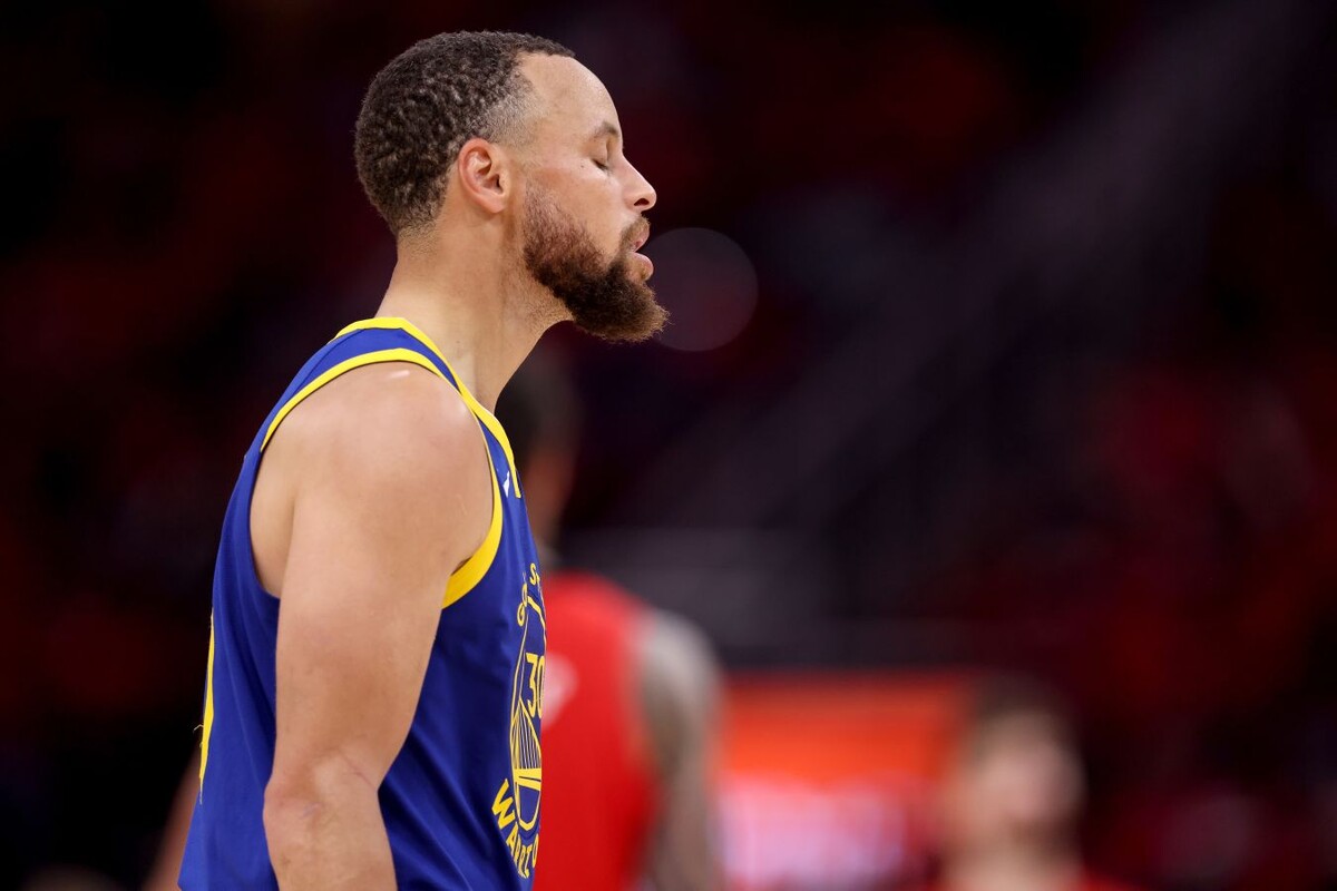 источник: https://www.championat.com/basketball/news-5997988-golden-stejt-uorriorz-hyuston-rokets-rezultat-matcha-3-maya-2025-schet-107-115-1-8-finala-plej-off-nba-2024-2025.html