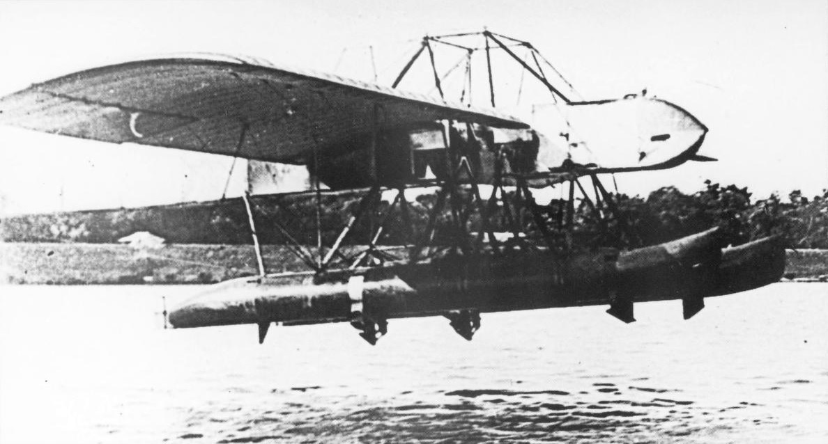 замечательный поплавковый гидросамолет-торпедоносец Pescara-Guidoni был оснащен двумя 200-сильными ротативными двигателями Gnome, установленными по центру разделенного на две части фюзеляжа.: передний двигатель приводил в движение толкающий винт, задний двигатель – тянущий: пропеллеры вращались друг напротив друга под сложной конструкцией кабанных стоек. Длинные поплавки были оснащены «крылышками Гуидони» (alette Guidoni) – это было раннее применение подводных крыльев