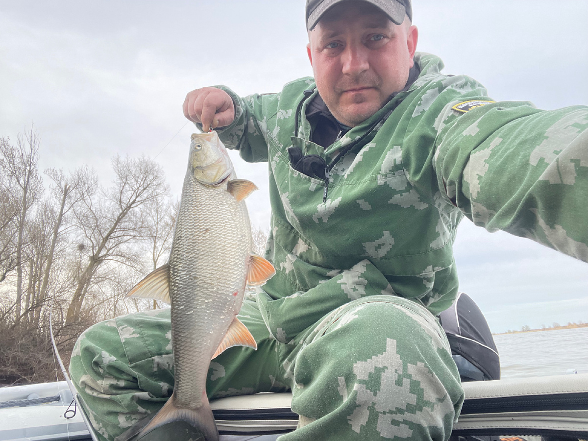 Первого своего жереха я поймал благодаря подсказкам нашего второго экипажа что ребята подсказали как ловить на что ловить в результате уже были пойманы прекрасные рыбы достаточно хорошие бойцы и было настроение невзирая на плохую погоду