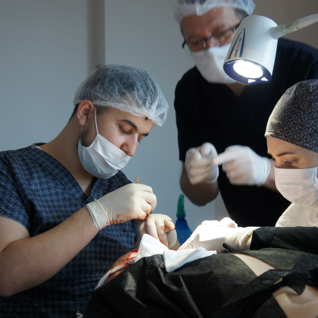 Доктор и ассистенты в процессе забора материала для пересадки