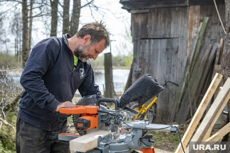 Вместо отдыха на даче жители ХМАО предпочитают обустраивать свои «фазенды»
Фото: Сергей Русанов © URA.RU