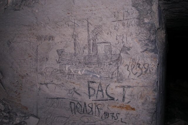    Рисунок корабля в каменоломнях Керченского полуострова. Фото: Из архива/ альбом «Надписи и рисунки Аджимушкайских каменоломен». О.И. Демиденко, В.В. Симонов.