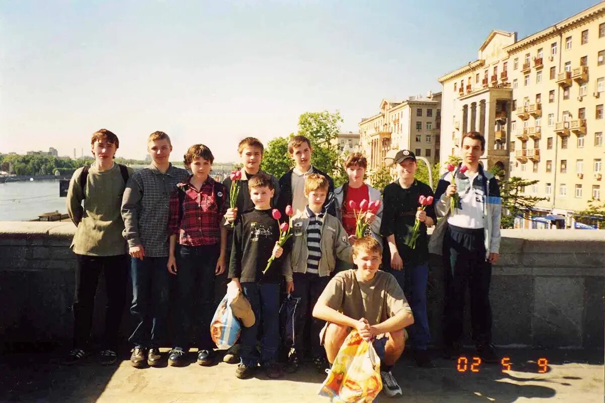 На Крымском мосту: Алексей Бондаренко, Юрий Быков, Ольга Гевондян, Александр Дикарев, Арсен Гевондян, Сергей Барсуков, Иван Коновалов, Елена Коновалова, Артём Курмаев, Виталий Мананников, Бубнов Вадим.  Шахматная школа «Кузьминки», Москва