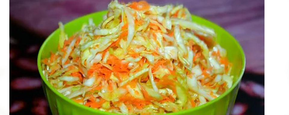 Овощи, которые лежат в основе салата, богаты клетчаткой и витаминами