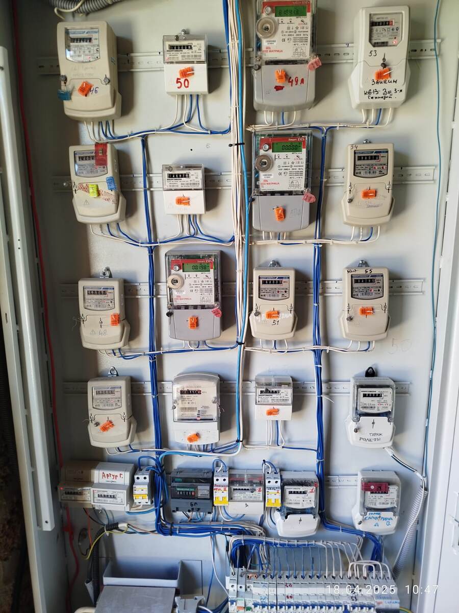 Где-то здесь наш счётчик. Фото автора. 