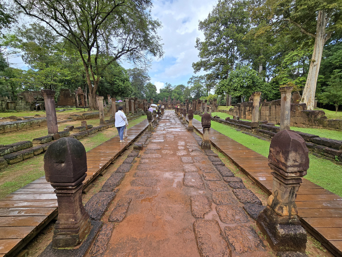 Легкий дождик спрыснул нас на входе в археологический комплекс