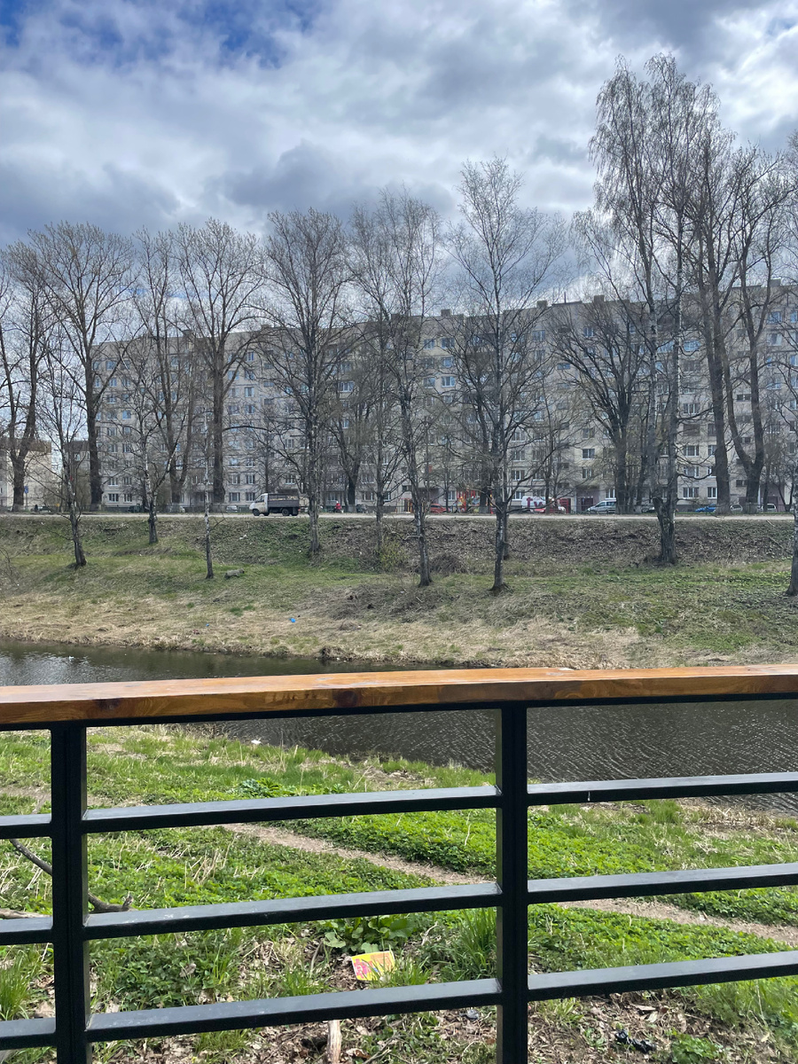 Смотровая площадка в парке. Смотреть на маленький унылый канальчик - ну такое себе 