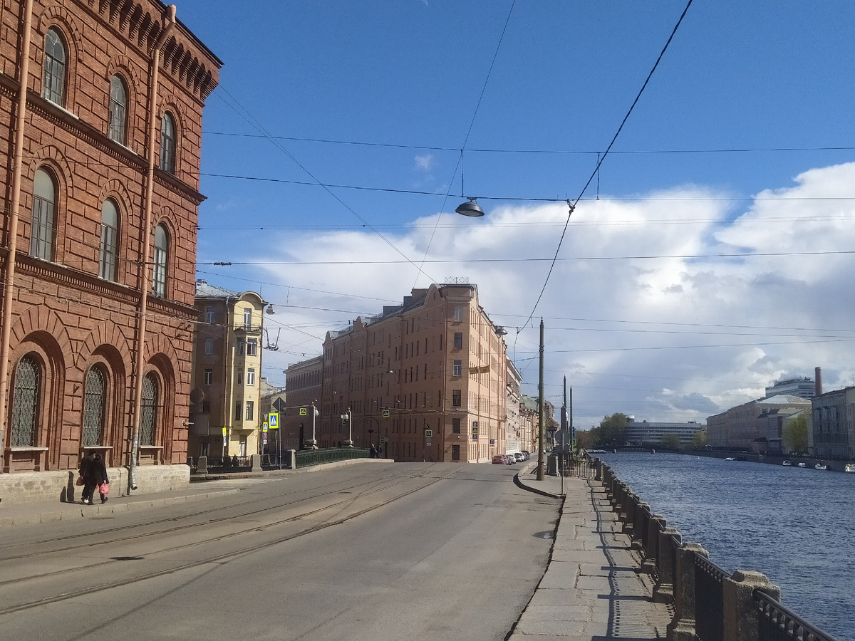 Дом-утюг. 03.05.25. Фото автора