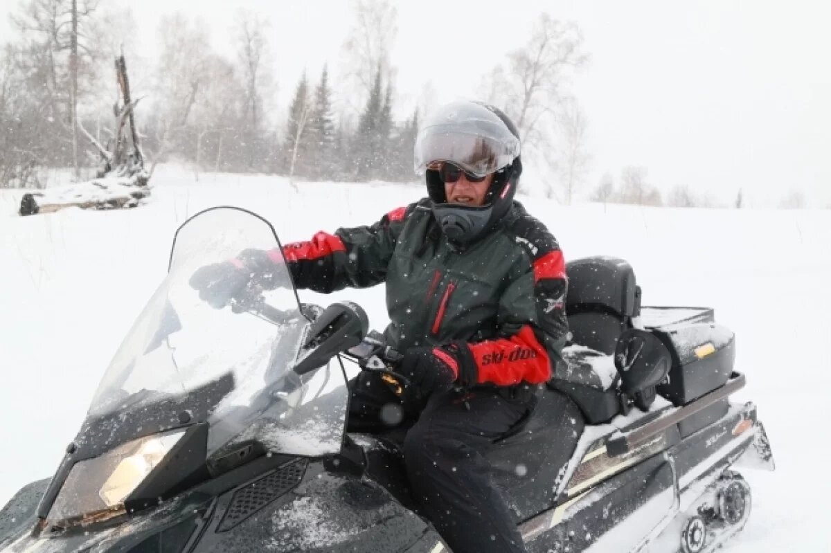    Снегоходчики рухнули в ущелье.