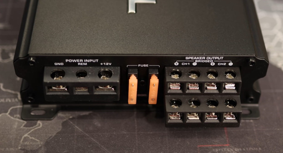 Подключение питания и выходы на акустику