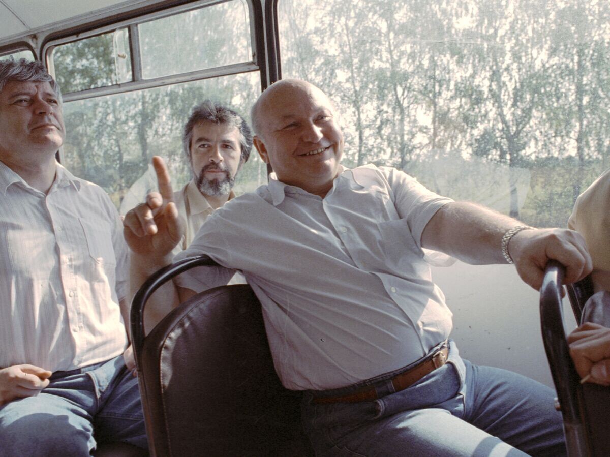    Лужков во время поездки по Подмосковью© РИА Новости / Виталий Арутюнов