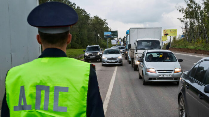 За движение по обочине предусмотрен штраф в размере 1500 рублей