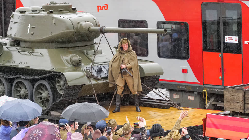 Танк Т-34 на открытой платформе.📷Фото: Евгения Яблонская / Коммерсантъ