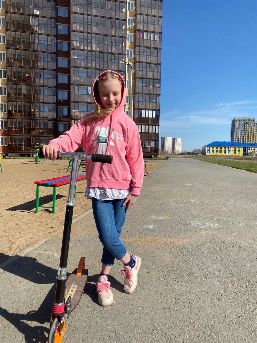 тася на самокате