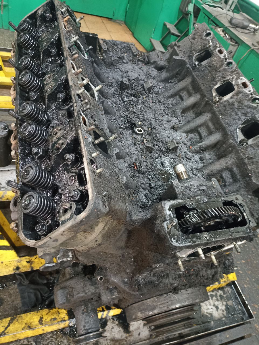 К нам в ремонт недавно поступил ЯМЗ-228, его часто устанавливают как раз на тракторы, бульдозеры и экскаваторы. Вылечили и вернули!