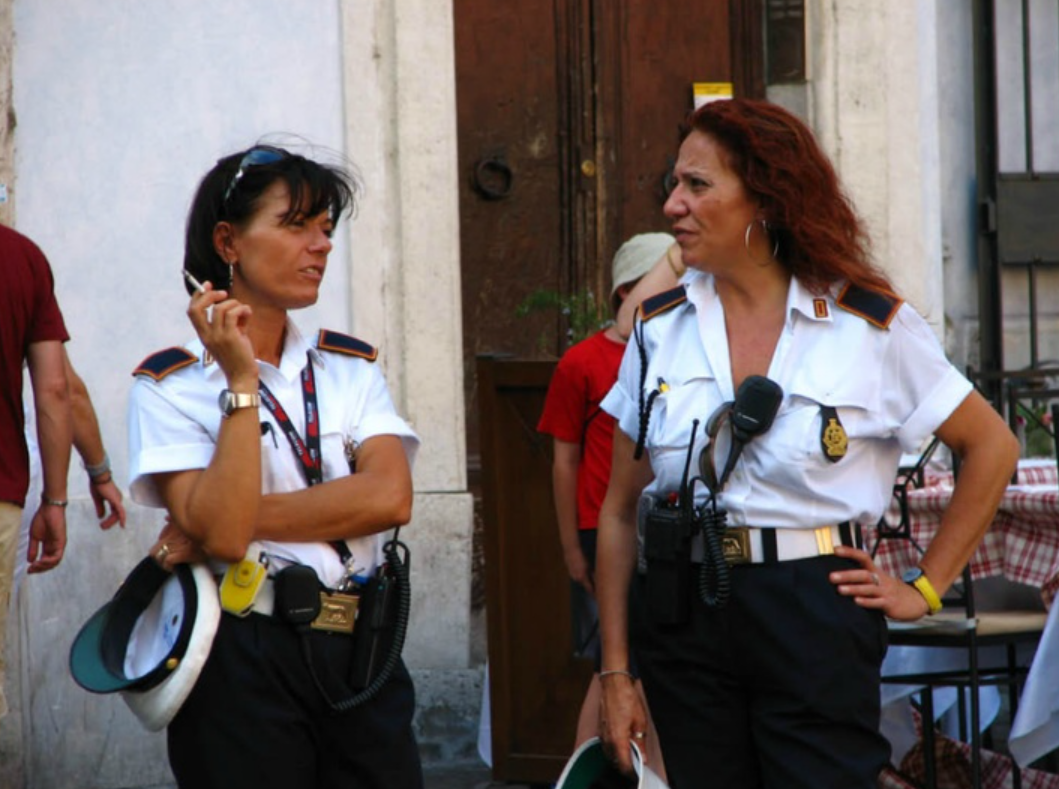 Итальянки сейчас все больше ударяются в феминизм, даже среди полицейских их стало много! 