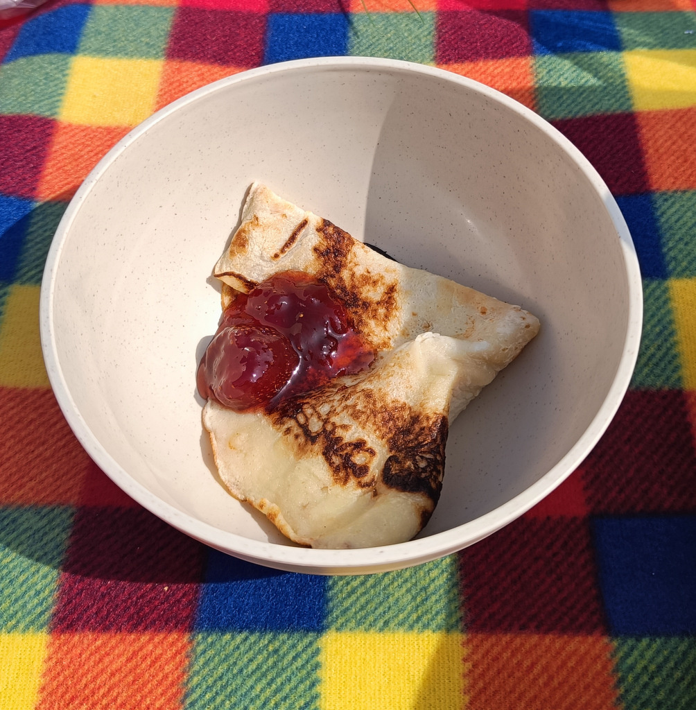 Блинчик с клубничным вареньем