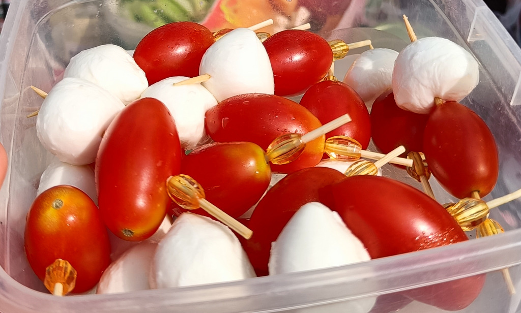 Канапе с моцареллой и помидорами черри