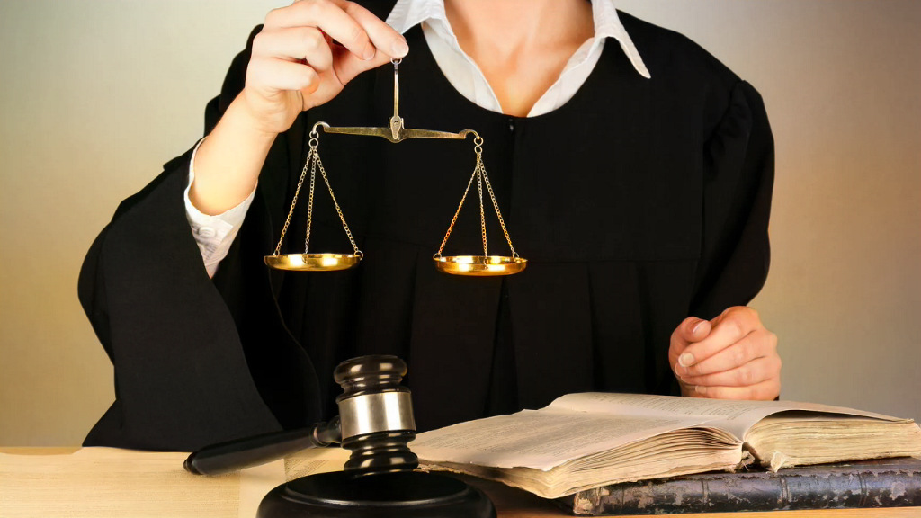 Суд может назвать белое – чёрным, но отменить это название может только другой суд.