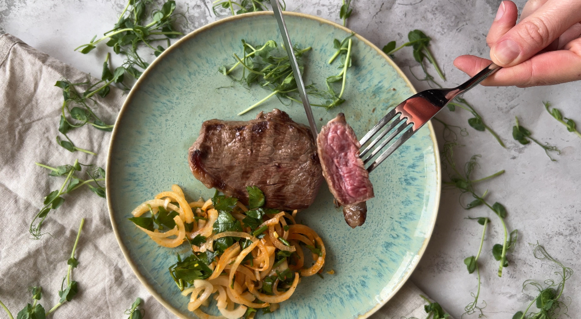 Маринованный лук к шашлыку. Фото: Сладкий Персик