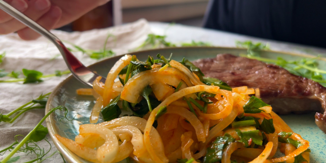 Маринованный лук к шашлыку (мне вкуснее, чем само мясо)