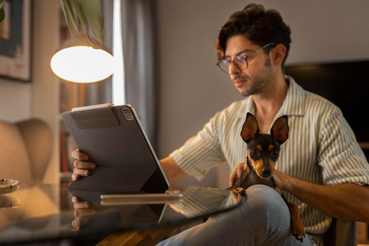 Собака работает со своим хозяином