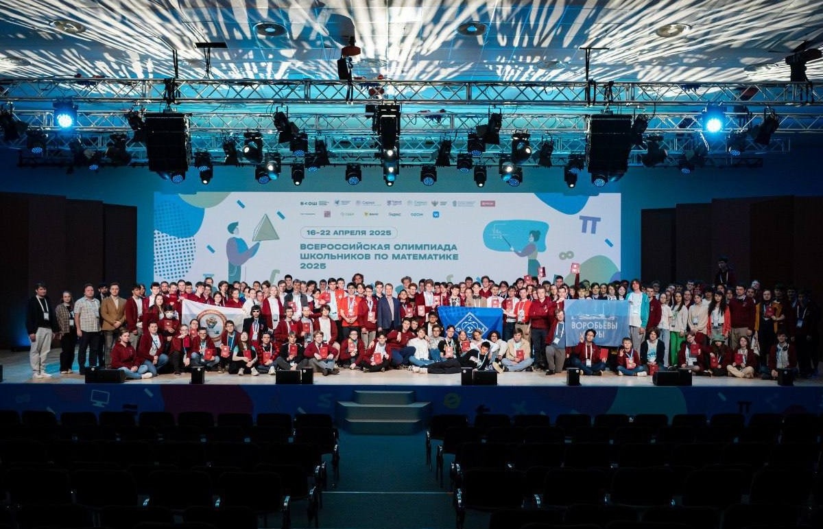 Вижу по центру, чуть справа, группу детей из моей родной школы, с синим флагомЮ н7а котром - ее эмблема. Как у меня на аватарке )