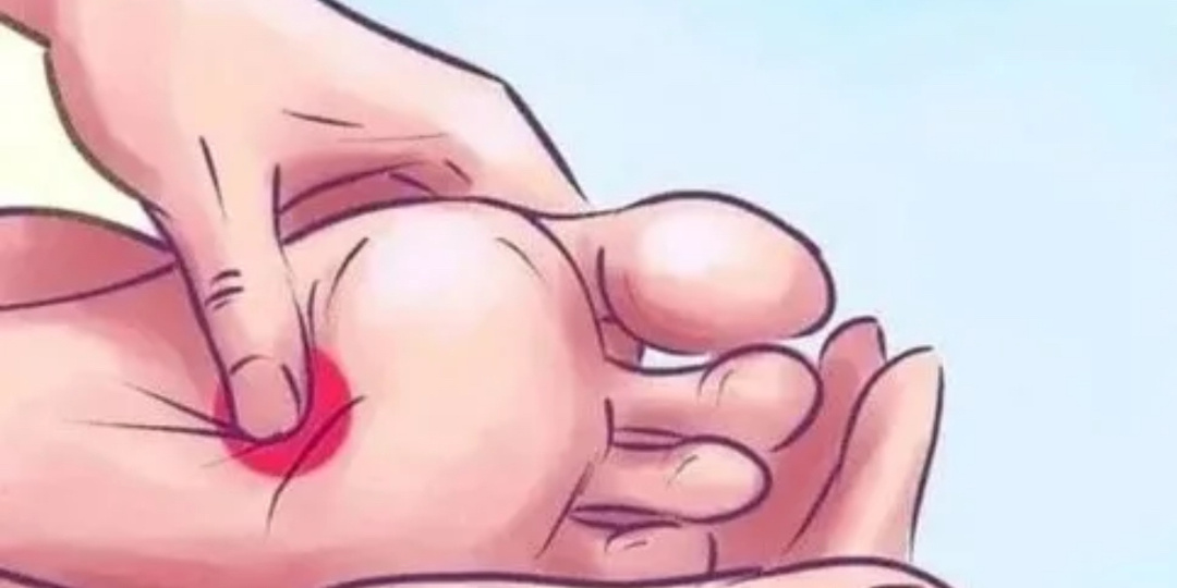 Волшебная точка для массажа: помогает лицу, улучшает работу пищеварения, снижает усталость и просто расслабляет ноги