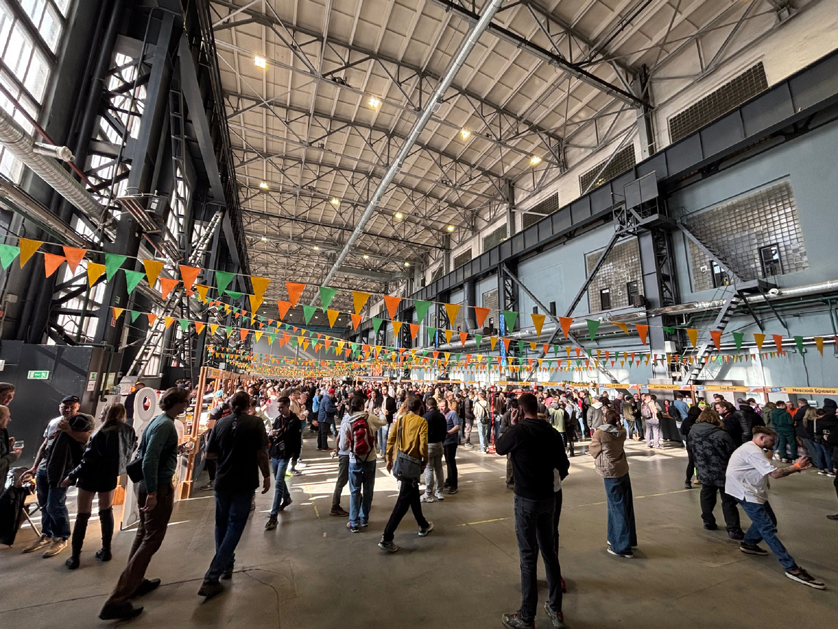 У входа на мероприятие.