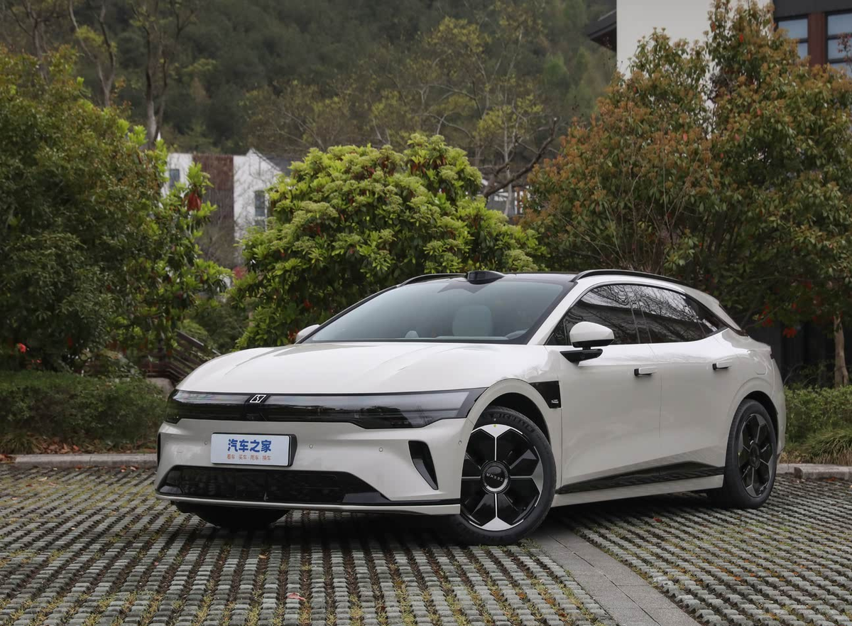 Серийный Zeekr 007GT