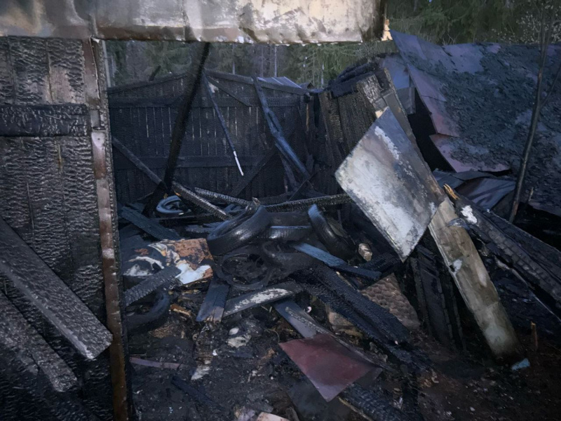    Автомобиль обгорел во время пожара в гаражах в поселке КарелииГоскомитет Карелии по обеспечению жизнедеятельности и безопасности населения