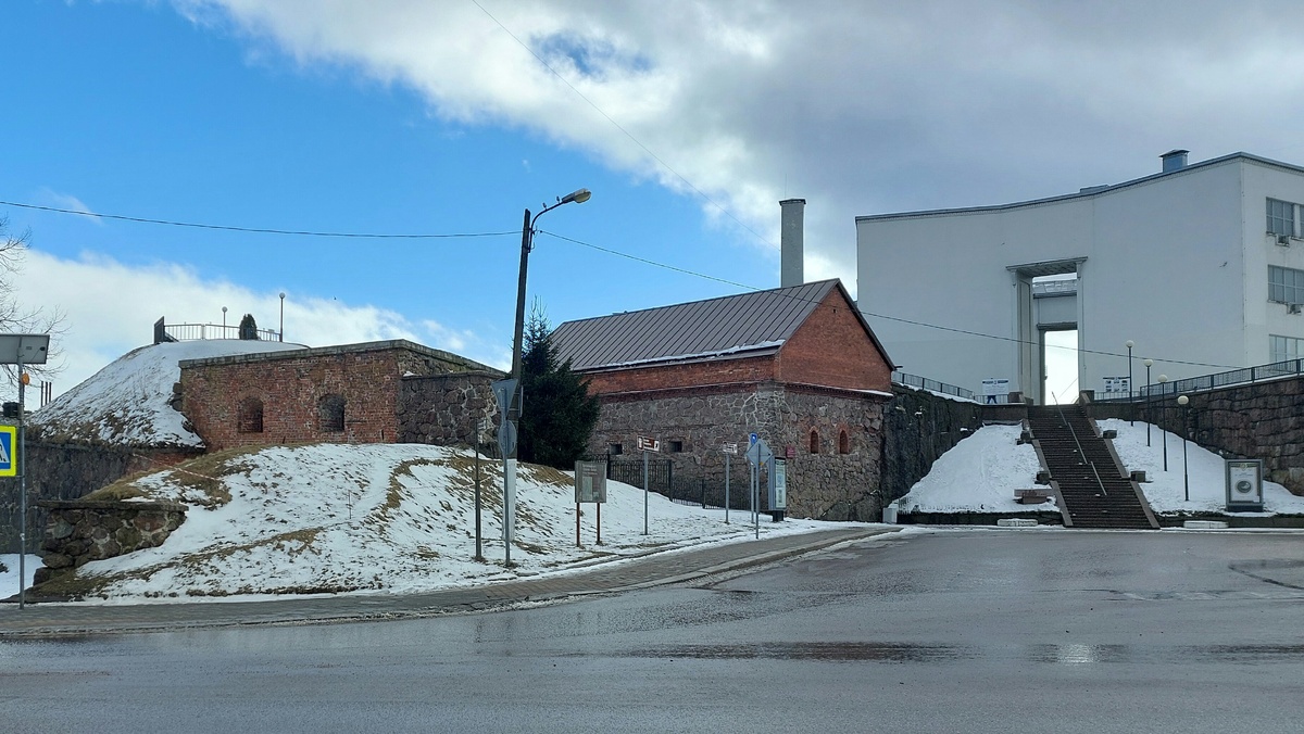 В 2010 году Эрмитаж открыл в Выборге филиал, разместив экспозицию в здании школы изящных искусств, построенном в 1930 году по проекту замечательного архитектора Уно Ульберга. Смотрится очень эффектно, в том числе за счёт расположения над старинным бастионом Панцерлакс, единственным оставшимся от крепости XYI века.